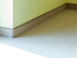 Gemusterter Webteppichboden gekettelte Teppichsockelleiste