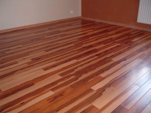 Designboden in rötlicher Holzoptik