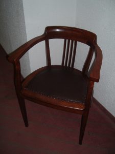 Hochwertiger Holzstuhl mit Armlehnen und Polsterung