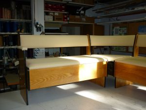 Eckbank mit cremefarbenem Polsterstoff und Eichenholz-Gestell
