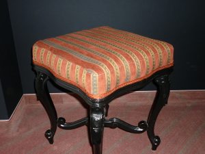 Polsterhocker im Barock-Stil mit gestreiftem Veloursstoff und schwarzem Holzgestell