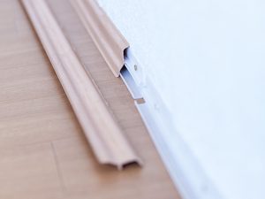 Sockelleisten in Holzoptik und Kabelkanal