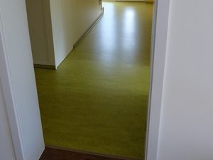 grünes Linoleum in Arztpraxis