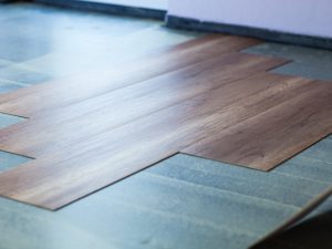 Designbelag in rustikaler Holzoptik beim Verlegen