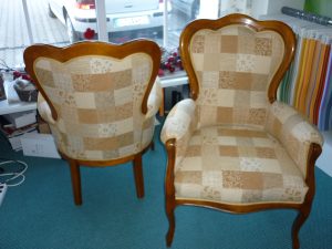 Barock-Polstersessel mit gemustertem Patchwork-Bezug und geschwungenem Holzgestell