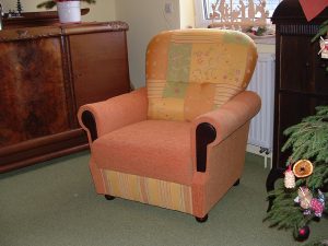 Polstersessel im Biedermeier-Stil mit terracottafarbenem Strukturstoff