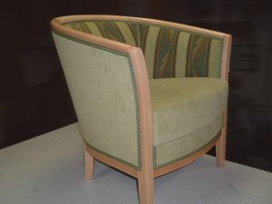 grüner Tonnensessel im Bidermeierstil