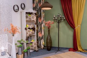Wandvorhang, Dekorative Blumen und Wohnaccessoires in modernem Raumdesign.