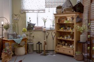 Dekorative Blumen und Accessoires in einem gemütlichen Raum.