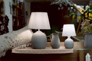 Tischlampen und Kanne in dekorativer Umgebung