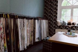 Stoffmuster und Textilien im RauMa Showroom, kreative Raumgestaltung.