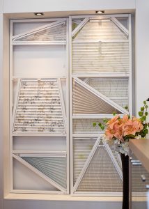 Verschiedene Faltstore-Muster Sonderformen im Showroom.