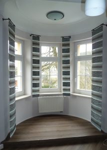 Helle Fenster mit stilvollen Vorhängen in einem modernen Raum.