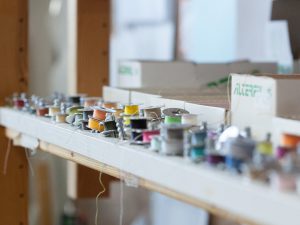 verschiedene Garnspulen in unterschiedlichen Farben