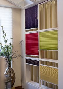 Plissees in bunten Farben, ideal für Sonnenschutz und Raumgestaltung.