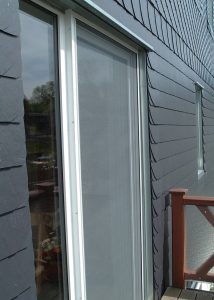 Balkontür mit Insektenschutz in moderner Hausfassade