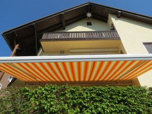 Markise im Gartenbereich für Sonnenschutz und Komfort.