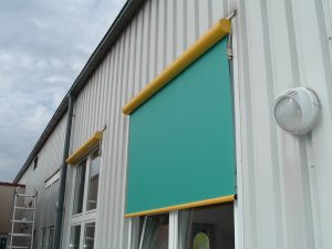 Industriehalle mit blauer Markise