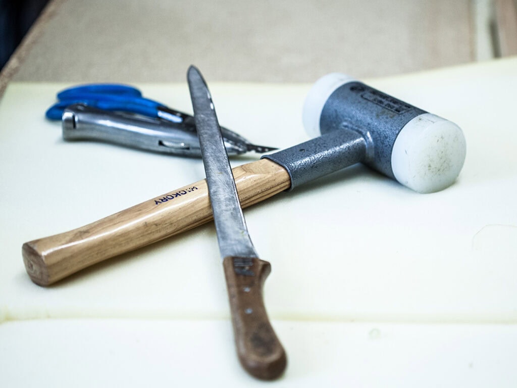Schaumstoffmesser, Cuttermesser, Gummihammer und Schere