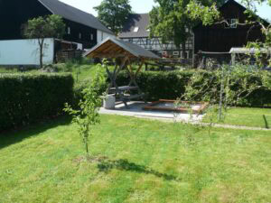 Grillplatz, Sitzgruppe und Sandkasten auf Wiese