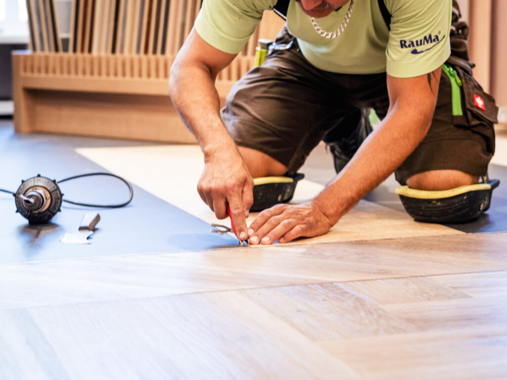 Designbelag beim verlegen durch RauMa-Mitarbeiter