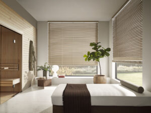 Heller Spa-Bereich mit KADECO Holz-Jalousien JHM5 in Beige-Braun vor großen Fenstern