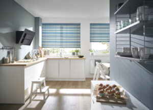 Jalousien von KADECO aus Aluminium in der Küche als kreativer Sichtschutz