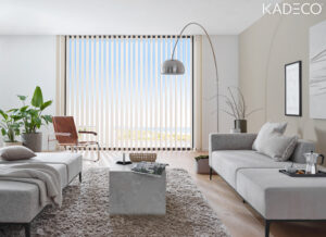 Der Lichteinfall im Wohnzimmer wird durch den KADECO Lamellenvorhang gesteuert