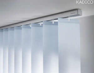 Detailansicht von einem KADECO Lamellenvorhang mit hellblauem Stoff