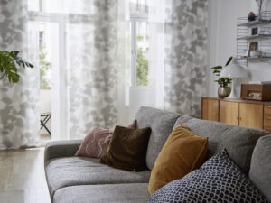 Flächenvorhänge von KADECO als Dekoration in einem beruhigenden Grau im Wohnzimmer