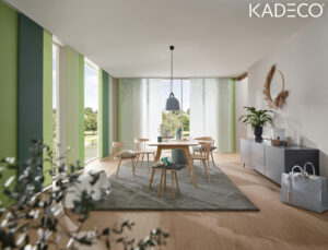 KADECO Flächenvorhänge im Wohnzimmer sind mit individuellen grünen Stoffen bestückt